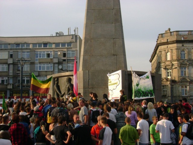 Ponad 500 uczestników Marszu Wyzwolenia Konopi zgromadziło się na placu Wolności w Łodzi.