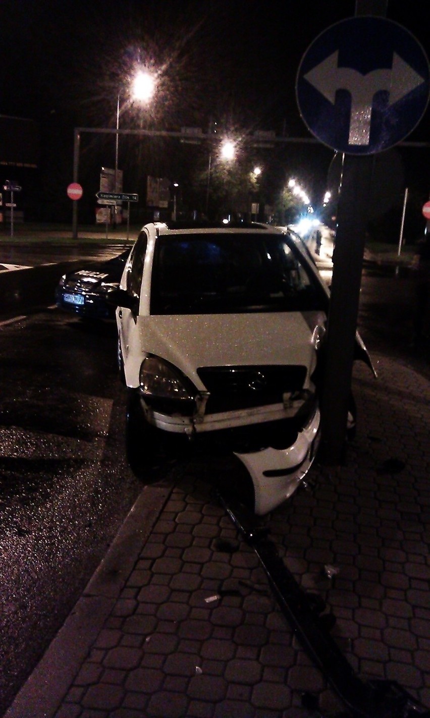 Nocny wypadek w centrum Puław (ZDJĘCIA)