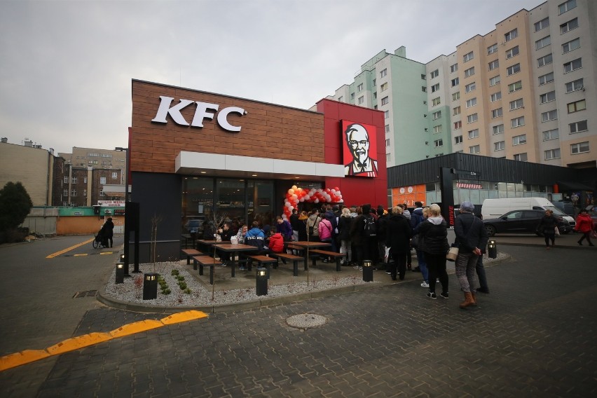 Restauracja KFC w centrum Sosnowca już otwarta! Były promocje, chętnych nie brakowało [ZDJĘCIA]