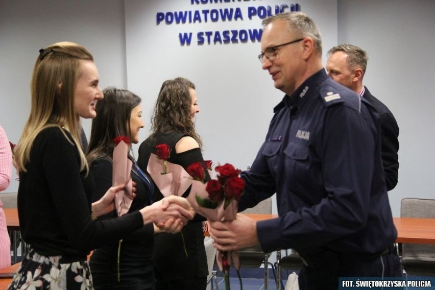 Dzień Kobiet w staszowskiej policji. Były życzenia i kwiaty - zobacz zdjęcia