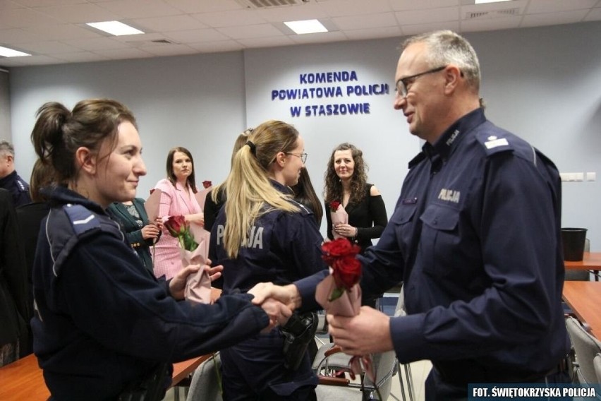 Dzień Kobiet w staszowskiej policji. Były życzenia i kwiaty - zobacz zdjęcia