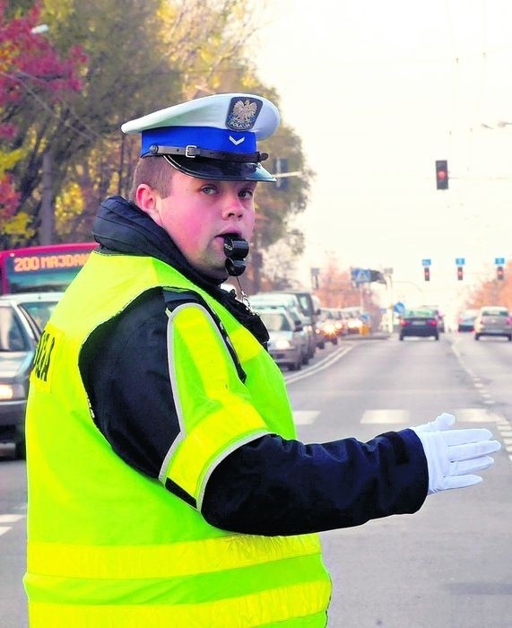 Policjanci noszą jeszcze wiosenno-jesienne mundury.