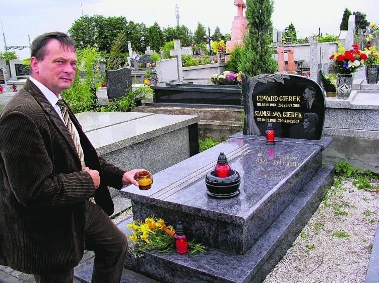 Marek Godek przy grobie Edwarda Gierka.