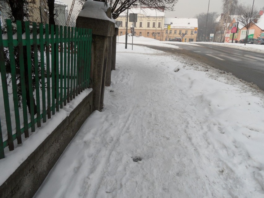 Koszmarki Żory: Dziura w chodniku przy ul. Pszczyńskiej. Jest od roku! FOTO