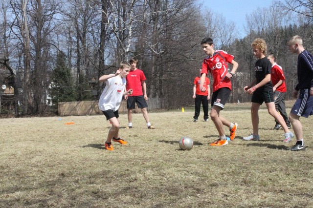 Młodzi piłkarze trenują na Równi Krupowej, gdzie miejscami leży porozbijane szkło i psie kupy