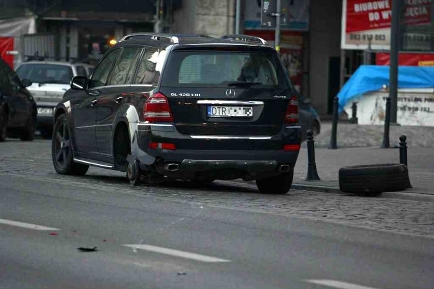 Kierowca z powiatu trzebnickiego zgubił koło na Kazimierza Wielkiego (ZDJĘCIA)