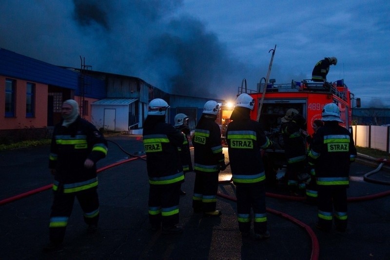 W Śmiglu strażacy walczyli z pożarem hali magazynowej