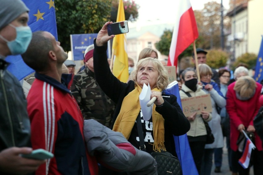  "My zostajemy w UE". W Lublinie, Chełmie i Puławach odbyły się protesty przeciwko wyrokowi Trybunału Konstytucyjnego 