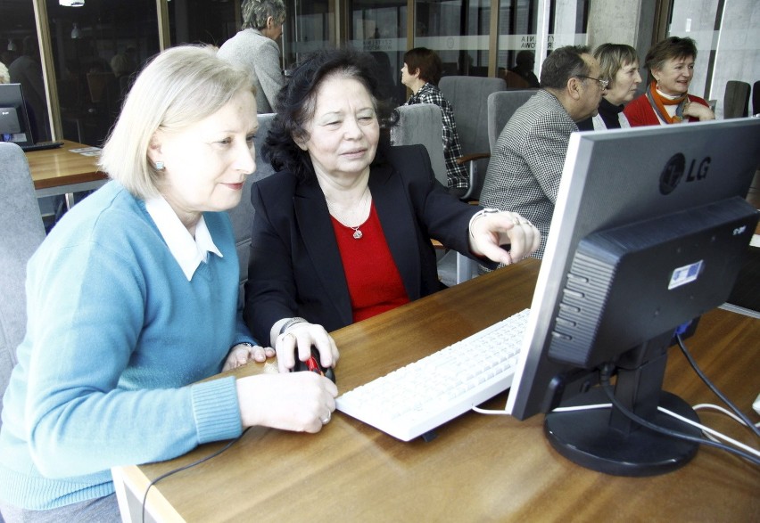 Seniorzy świetnie sobie radzili z surfowaniem w internecie