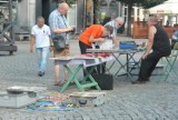 LESZNO. Jarmark staroci w świąteczną sobotę. Mało handlujących, mało kupujących i... mało flag narodowych na budynkach [ZDJĘCIA]