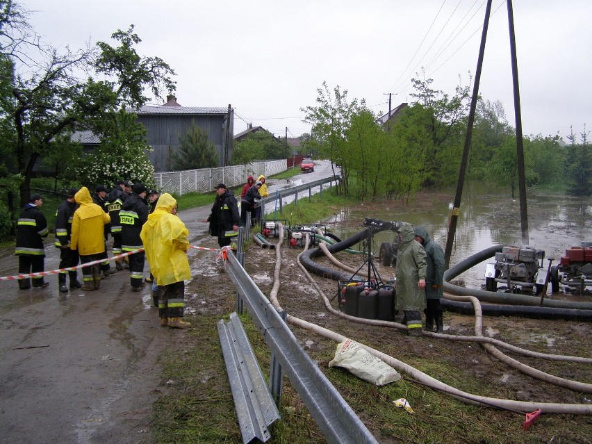 Strażacy już trzeci dzień ratują mieszkańców Ilkowic