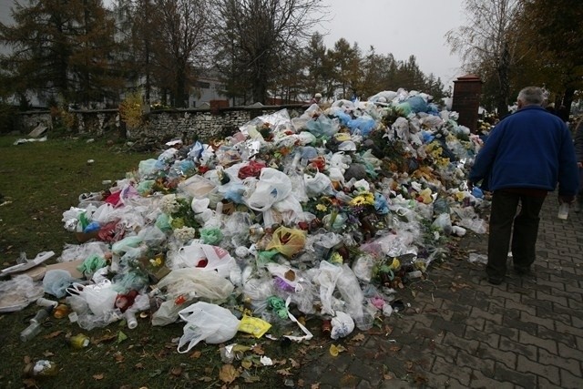 Mój reporter: Kiedy posprzątają śmieci z cmentarzy? 