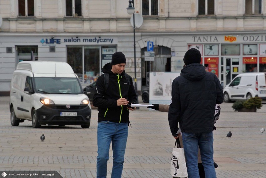 Nowy Sącz. Akcja Młodzieży Wszechpolskiej „Kocham Polskę” na sądeckich ulicach