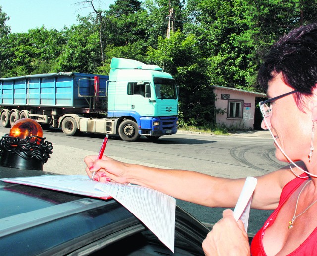 Pracownicy Zarządu Drogowego w Olkuszu wczoraj cały dzień liczyli samochody jadące powiatową drogą - Bydlinką. Było bardzo dużo tirów. Pełne wyniki znane będą w środę