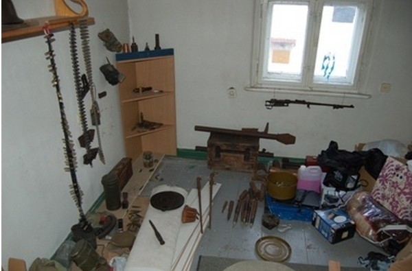 Arsenał broni znaleziono w mieszkaniu 20-latka z Krotoszyna.