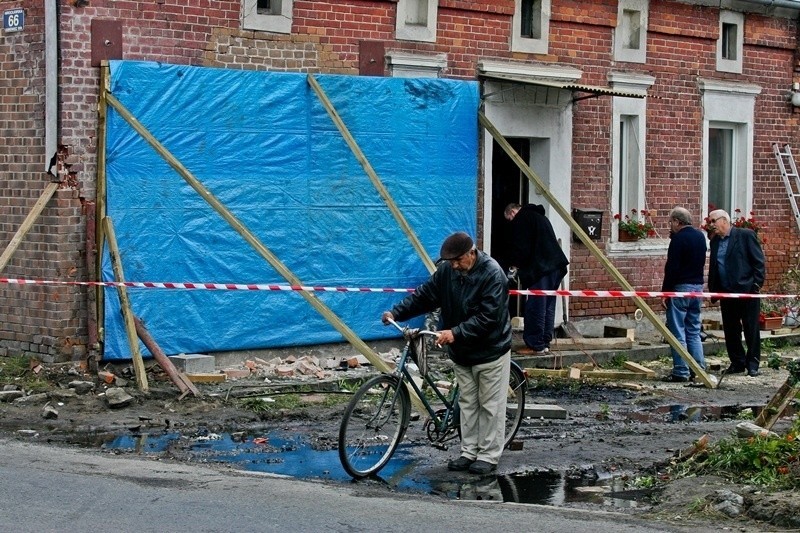 Kamieniec Wrocławski: BMW uderzyło w dom. Dwie osoby nie żyją