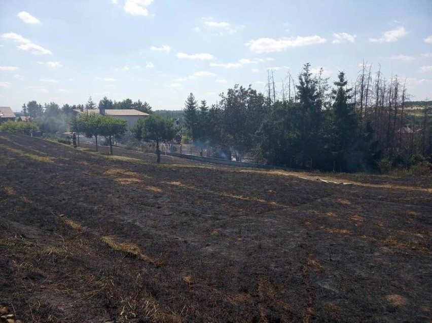 Z dużym pożarem w Chełmku walczyło 30 strażaków [ZDJĘCIA]