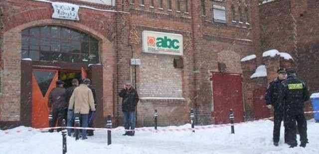 Styczeń 2010 r.: Przy sklepie "ABC” w Chełmnie pojawili się przedstawiciele m.in. Nadzoru Budowlanego, policji, Straży Miejskiej i PSP