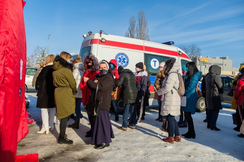 Tarnów. Na starej Kapłanówce długie kolejki do testów w kierunku koronawirusa. Z badań skorzystali nauczyciele z podstawówek [ZDJĘCIA]