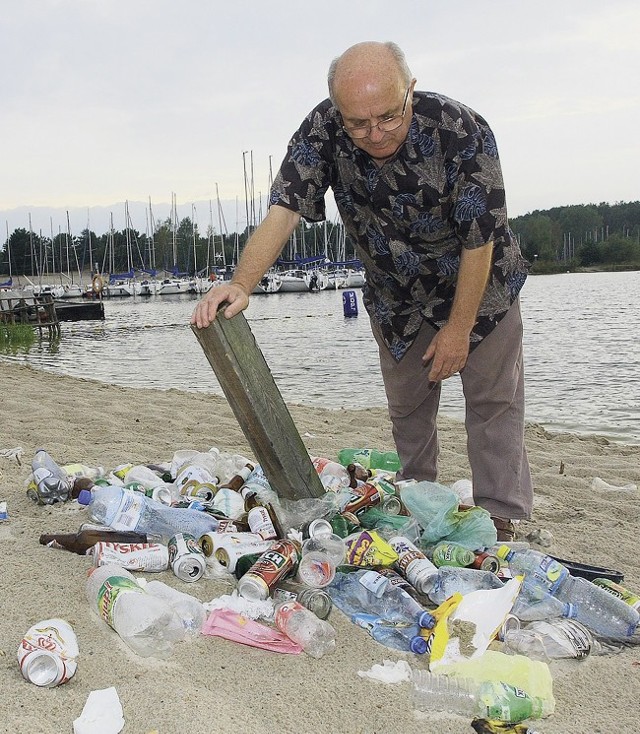 Tony śmieci pozostają na plażach po wyjeździe turystów