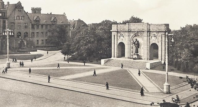 Pomnik Wdzięczności stał na placu Mickiewicza od 1932 r. do 1939 r., wtedy został zburzony przez nazistów