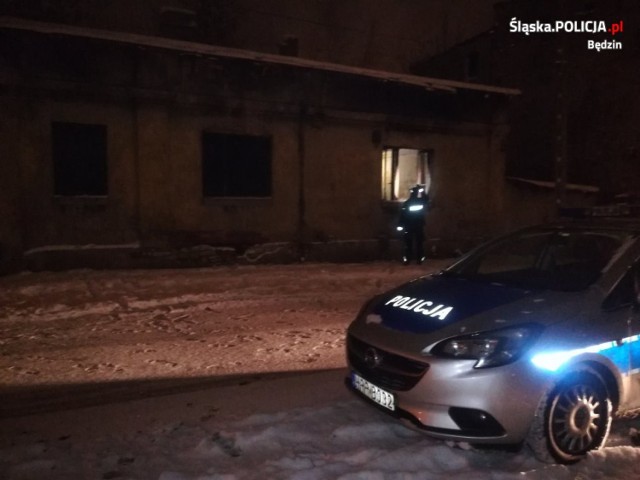 Będzińscy policjanci kontrolują budynki i pustostany w mieście Zobacz kolejne zdjęcia/plansze. Przesuwaj zdjęcia w prawo - naciśnij strzałkę lub przycisk NASTĘPNE