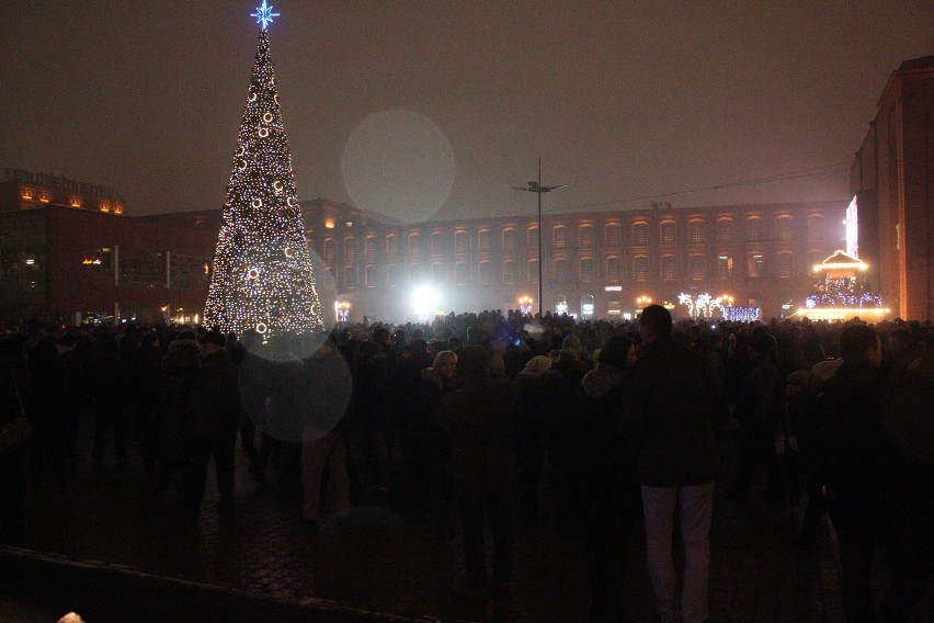 Sylwester 2016 w Łodzi. Pokaz fajerwerków w Manufakturze