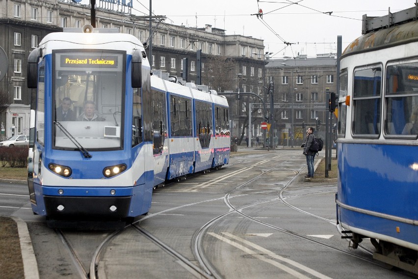 Najdłuższy tramwaj już na ulicach Krakowa [ZDJĘCIA]