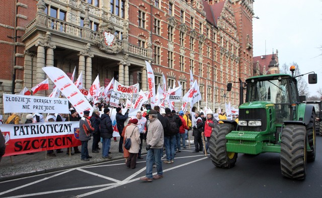 Dzisiaj związkowcy i rolnicy protestowali przed Urzędem ...