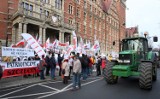 Protest związkowców i rolników przed Urzędem Wojewódzkim [wideo, zdjęcia]