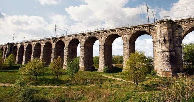 Miłośnicy kolei uważają wiadukt w Bolesławcu za wzór sztuki inżynieryjnej