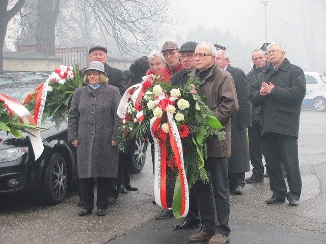 Rocznica katastrofy smoleńskiej: Kwiaty na grobie Janusza Kochanowskiego w Częstochowie