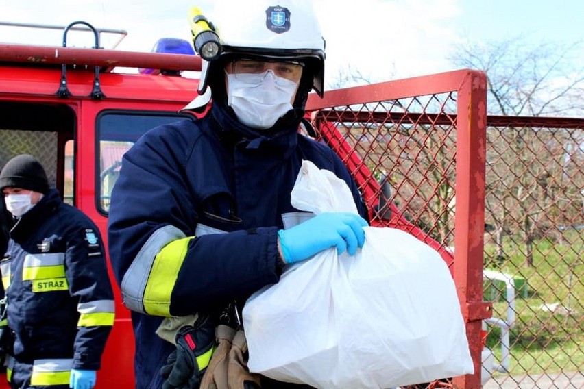  WSCHOWA. Raport epidemiologiczny 6.04.2020.  Strażacy z OSP Wschowa pomagają mieszkańcom hostelu przebywającym w kwarantannie  [ZDJĘCIA]