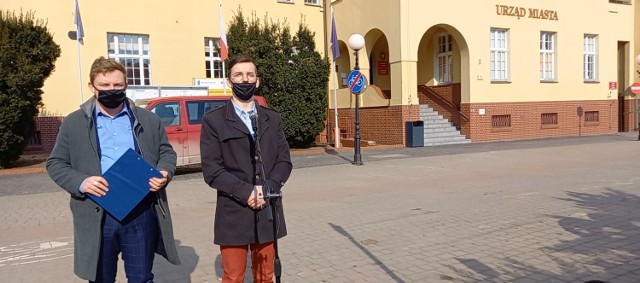 Społecznicy PiS: Aleksander Peszka i Piotr Sibilla są przeciwko podwyżkom diet, za emitowaniem transmisji posiedzeń komisji Rady Miasta Chełmna. Ten drugi wyraził też nadzieję, że burmistrz Chełmna zostanie odwołany