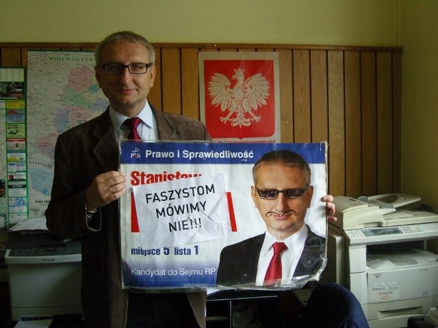 W taki sposób przeciwnicy Stanisława Pięty zaklejali jego plakaty wyborcze