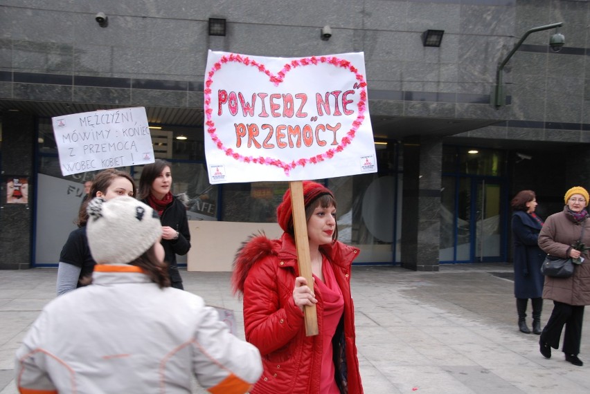 W Sosnowcu kobiety tańcząc protestowały w Walentynki przeciw przemocy [ZDJĘCIA]