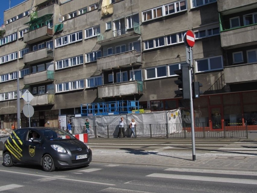 Wrocław: Demontują balkony, które zagrażały przechodniom. Nowe będą bezpieczniejsze (ZDJĘCIA)