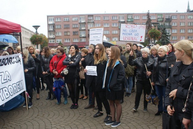 Protest kobiet w ramach Czarnego Poniedziałku na Placu Wolności