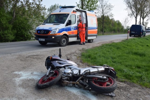 Gmina Nowy Dwór Gdański. W miejscowości Ryki doszło do zderzenia motocykla i samochodu osobowego. Dwie osoby trafiły do szpitala.