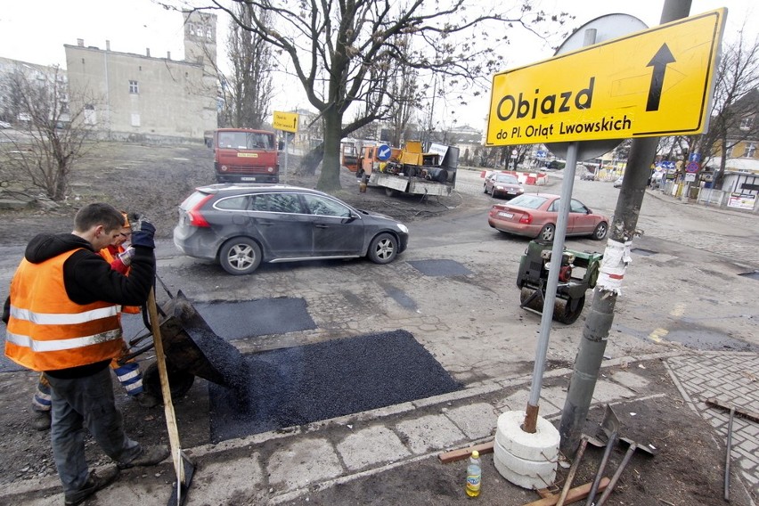 Wrocław: Remont pl. Orląt Lwowskich nareszcie przyspieszył (ZDJĘCIA)