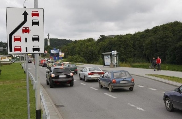 Znaki zalecające jazdę na suwak stoją w Gdańsku od 2008 r.