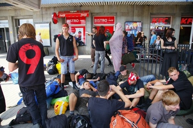 Pierwszy pociąg odjeżdża na Przystanek Woodstock.