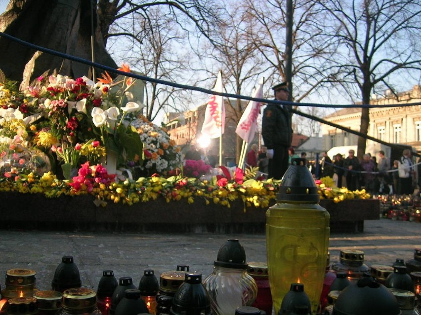 Tysiące łodzian składało kwiaty i znicze przed pomnikiem...