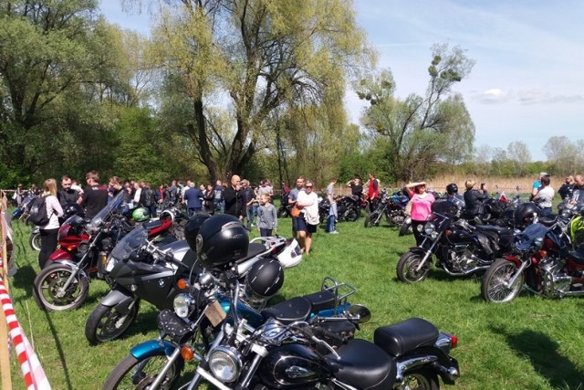 Około 150 motocyklistów z powiatu aleksandrowskiego i okolic przyjechało, by uroczyście zainaugurować sezon. Podczas pikniku mogliśmy podziwiać niesamowite maszyny.