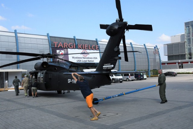 Pełną parą idą przygotowania do Międzynarodowego Salonu Przemysłu Obronnego, który rozpocznie się we wtorek, 3 września w Targach Kielce.

W sobotę, 31 sierpnia na specjalistycznym lądowisku kieleckiego ośrodka targowego pojawił się ważący ponad 5 ton,wielozadaniowy helikopter S-70i Black Hawk w wersji uzbrojonej, wyprodukowany przez pracowników Polskich Zakładów Lotniczych z Mielca. Maszyna może zabrać na pokład dwóch pilotów i 13 żołnierzy. W Stanach Zjednoczonych jest używana do transportu oddziałów, zaopatrzenia oraz transportu rannych. Znakomicie sprawdził się jako śmigłowiec transportowy na polu walki, między innymi w Iraku. Black Hawk w wersji uzbrojonej może być również wyposażony w karabiny maszynowe, pociski rakietowe, niekierowane bądź kierowane, jak również torpedy.

Przypomimamy, że wtorek, 3 września w Targach Kielce rozpocznie się Międzynarodowy Salon Przemysłu Obronnego, czyli jedne z największych w kraju targów obronnych. Już w piątek, 30 sierpnia, meldowały się tu kolejno haubica krab, czołg PT 91 Twardy, leopard w wersji 2 A5, które robią naprawdę duże wrażenie. Cały czas docierają nowe wozy bojowe polskich Sił Zbrojnych, które będą prezentowane na 20 jubileuszowej wystawie Sił Zbrojnych od 3 do 6 września w Targach Kielce.

