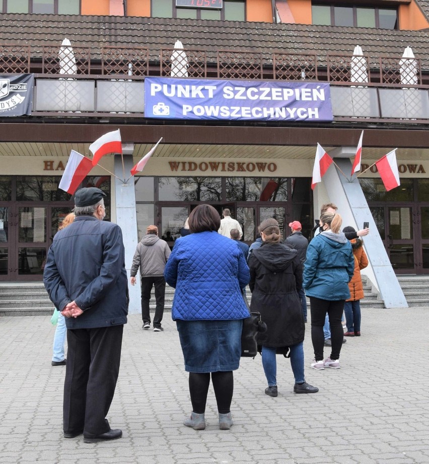 Punkt Szczepień Powszechnych w hali widowiskowo-sportowej w...