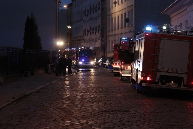 Pożar na poddaszu kamienicy przy ul. Grobla 9 w Poznaniu