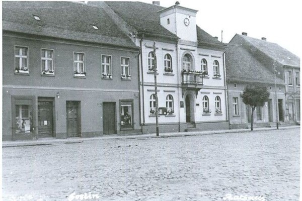 Ratusz przy placu Powstańców Wielkopolskich.