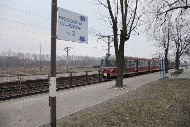 Podróżni na Widzewie są kierowani na peron górą lub dołem