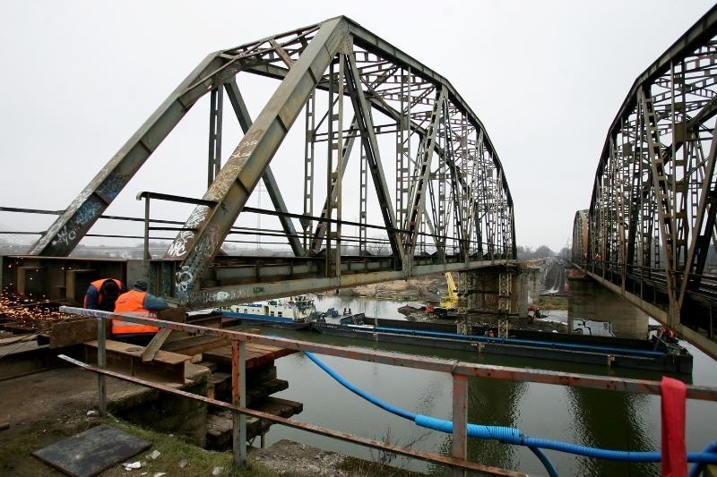Wrocław: Podnoszą most kolejowy na Odrze, bo wymaga remontu (ZDJĘCIA) 